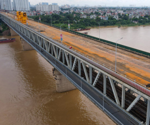 Video ảnh: Cầu Thăng Long được cào bóc, làm sạch
