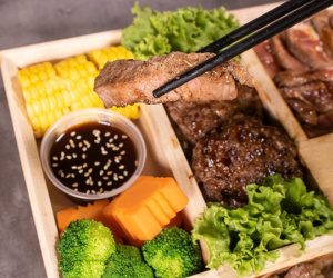 Bên trong hộp cơm đắt nhất Việt Nam, giá bán 'không thể tin nổi' có những gì?