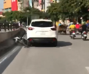 Xế hộp Mazda kéo lê xe máy giữa đường phố Hà Nội, băng qua Ngã Tư Sở vẫn không dừng lại
