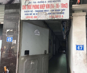 Nữ sinh đại học bỏ rơi con sơ sinh trong khe tường ở Hà Nội đang hoảng loạn, công an phải đưa đi khám