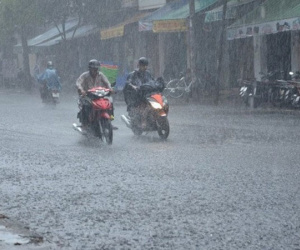 Hà Nội và các tỉnh miền Bắc tiếp tục có mưa giông, khả năng xảy ra lốc, sét và gió giật mạnh