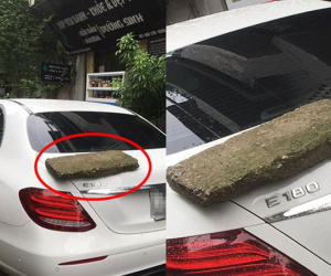 Vừa bước ra cửa đã chứng kiến ngay chiếc ô tô đỗ 'hãm', chủ nhà không nói một câu đặt ngay vật này lên xe để 'dằn mặt'