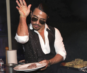 'Thánh rắc muối' Salt Bae: Màu mè ngoài đời, trong quán ăn là kẻ bóc lột?