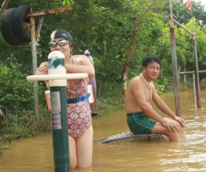 Người dân Hà Nội bì bõm tập thể dục giữa biển nước mênh mông sau trận mưa xối xả cả buổi sáng