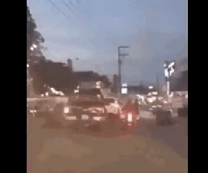 (Clip): Công an Đồng Nai rượt đuổi kẻ 'ngáo đá' trộm xe ô tô, tông xe cảnh sát
