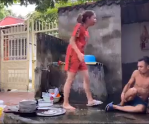 Giỡn nhây trong lúc vợ đang rửa bát, anh chồng xăm trổ nhận đủ 'liên hoàn cước'