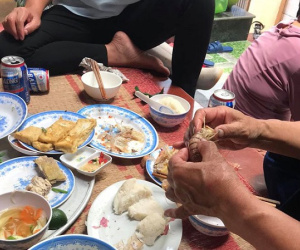 Bóc tôm cho con dâu bị người ngoài cạnh khóe, mẹ chồng đáp trả một câu ngắn gọn nhưng cực 'chất'