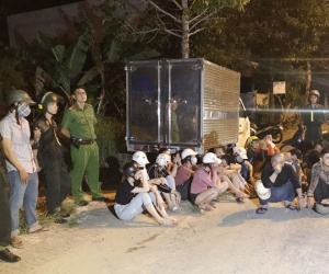 Cảnh sát bắt giữ nhiều 'chân dài' cùng nhóm giang hồ mang hung khí đi hỗn chiến