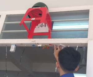 Khi cô giáo bảo trang trí lớp bằng những vật dụng có sẵn, học sinh làm y lời và cái kết khiến ai nấy cười bò