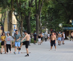 Ảnh: Bất chấp Covid-19, nhiều người Hà Nội không đeo khẩu trang quanh Hồ Gươm