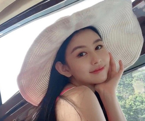 Con gái lớn của 'bom sex' Khâu Thục Trinh tự tin khoe nhan sắc với 1 loạt ảnh chụp bằng camera thường chưa qua chỉnh sửa