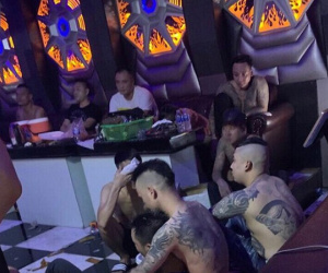 Video: Bàng hoàng cảnh lực lượng Công an bắt quả tang hàng chục nam nữ cởi trần, nằm, xăm trổ trong 'động lắc'