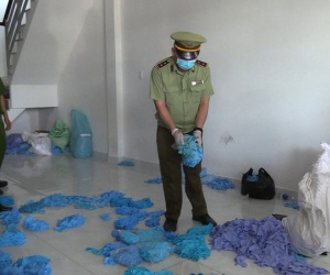 Hàng triệu găng tay, đồ bảo hộ y tế tái chế trong phòng trọ