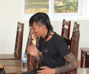 Đường cùng, mẹ tố cáo con trai "ngáo đá" dùng súng dọa giết vợ, con