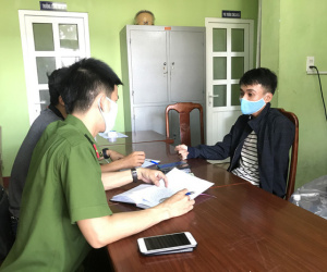 Tạm giữ hình sự kẻ cướp điện thoại của nữ shipper