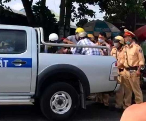 Truy đuổi gần 4 km xe 'điên' bỏ chạy sau tai nạn, khi bị bắt tài xế vẫn ngồi lắc lư trên xe