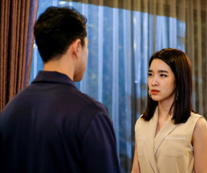 Nghe mẹ bỏ vợ, 4 năm sau anh chồng sốc nặng khi nhìn thấy bóng dáng quen thuộc ăn diện sang chảnh sánh vai bên sếp mình