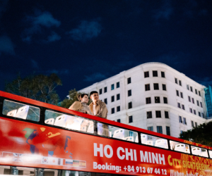 Chỉ cần đi xe buýt 'mui trần' ở Sài Gòn, cô gái và người yêu đã có bộ ảnh lãng mạn 'hú hồn': Cần gì mấy chỗ 'chanh sả'?