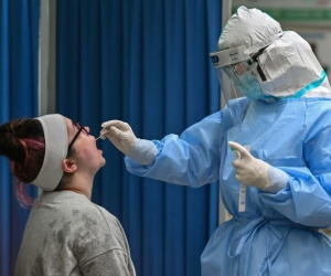 Giáo sư Anh: Covid-19 có thể tồi tại mãi mãi, con người phải thường xuyên tiêm chủng chống virus