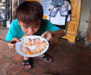 Con trai đổ nước ngọt vào cơm, cộng đồng mạng phẫn nộ, Bà Tân Vlog nổi giận ra mặt