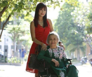 Diễn viên Hiền Mai 2 ngày không ăn, đêm ôm quan tài của mẹ khóc