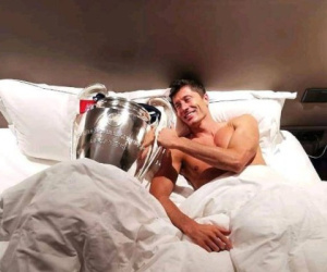 Lewandowski chưa hết phấn khích, ôm cúp Champions League lên tận giường ngủ để ăn mừng