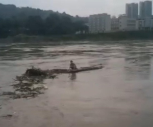 Vừa nhảy sông tự tử thì hối hận, cô gái trẻ nhận cái kết... trôi dạt 81km