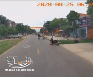 Video: Ô tô suýt đâm vào xe CSGT vì cú quay xe hèn nhát của nam thanh niên