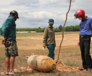 Thuê máy xúc đào bom nặng hơn 300kg tại hồ thủy lợi