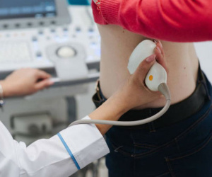 Cô gái 17 tuổi sốc khi biết mình bị ung thư thận, bố mẹ ân hận vì 1 thời gian dài để con sống tự do