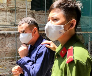 Lợi dụng lúc nhân viên không để ý, hai du khách Colombia đã nhanh tay lấy hơn một tỷ đồng bỏ túi.