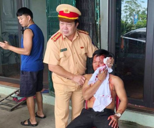 Trưởng phòng CSGT đập vỡ cửa kính ô tô, cứu tài xế bị tai nạn