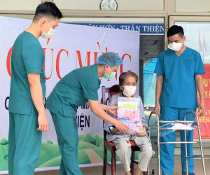 Cụ bà 75 tuổi bị ung thư và 2 bệnh nhân suy tim, thận nặng đã khỏi Covid-19