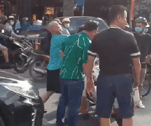 Ghì cổ CSGT khi bị chặn đầu xe, nhóm đàn ông thách thức: 'Mày động vào tao?'