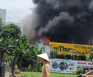 Nhà hàng tiệc cưới ngoài trời ở Sài Gòn bốc cháy ngùn ngụt giữa trưa