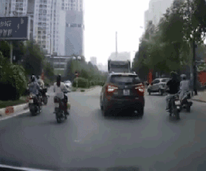 Video: Chạy nhanh trong làn BRT, người phụ nữ bị ô tô quay đầu tông trúng, tư thế tiếp đất mới đau đớn