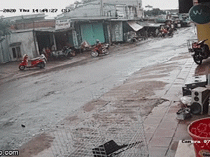 Video: Xe tải lên dốc, bỗng trôi ngược xuống cả km khiến người dân 2 bên đường hoảng sợ
