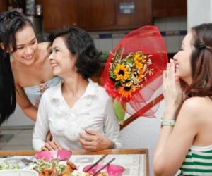 Sinh con xong, tôi không để mẹ chồng bế cháu, đến ngày thôi nôi, nhìn bà tặng cháu chiếc váy nhăn nhúm mà tôi bật khóc