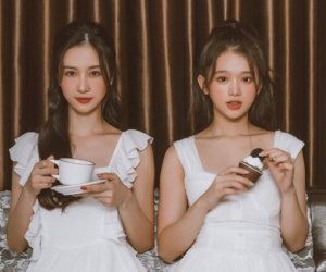 Xuất hiện trong bộ ảnh "chị chị em em" cùng Jun Vũ, hot girl Linh Ka gây bất ngờ khi lấp ló vòng một sexy