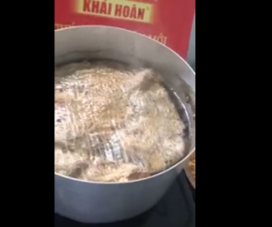 Thanh niên gây tranh cãi khi đặt miếng vải xô trên mặt nồi thịt đang kho, nhưng thứ gây cười bể bụng lại chính là bình luận của các 'chuyên gia ẩm thực' mạng xã hội!