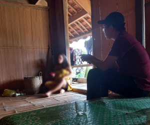 Nữ sinh 16 tuổi mang bầu, thẫn thờ ngồi bậc cửa nghĩ đến ngày khai giảng