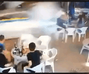 Video: Ô tô lao như cơn 'cuồng phong' qua quán nhậu, các nạn nhân bay khỏi màn hình camera