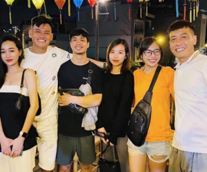 Công Phượng vẫn e thẹn bên vợ Viên Minh khi chụp hình chung