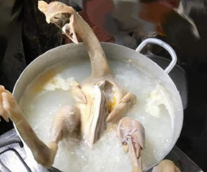 Chết cười với vẻ ngoài 'đứa rách da, đứa lệch cổ' của phi đội gà luộc trên mâm cúng Rằm tháng 7 của hội chị em dở việc nhà