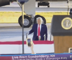Ông Trump xử lý khéo khi suýt vấp ngã nhưng vô tình để lộ điểm yếu 'nguy hiểm' ngay trước thềm bầu cử