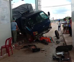 Bình Phước: Xe tải lao vào trạm thu phí, nhiều người giật mình
