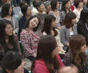 1 năm sau khi chương trình lên sóng, khán giả mới nhận ra 'chị gái nghiêng đầu' xuất hiện trong đó, gây xôn xao MXH Nhật vì quá đáng sợ