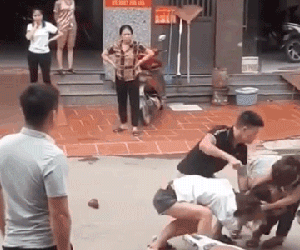 Sốc với màn đánh ghen hot nhất hôm nay, chồng đánh vợ không tiếc tay để bảo vệ bồ nhí khiến dân tình phẫn nộ
