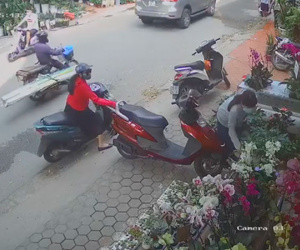Video: Ăn mặc sang chảnh thản nhiên cạy cốp, trộm ví nhanh như chớp giữa đường phố Hà Nội