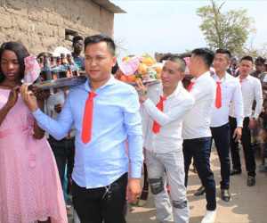 '500 anh em' Việt Nam tổ chức đám cưới cho thanh niên châu Phi: Đầy đủ mâm tráp không khác gì tại quê nhà